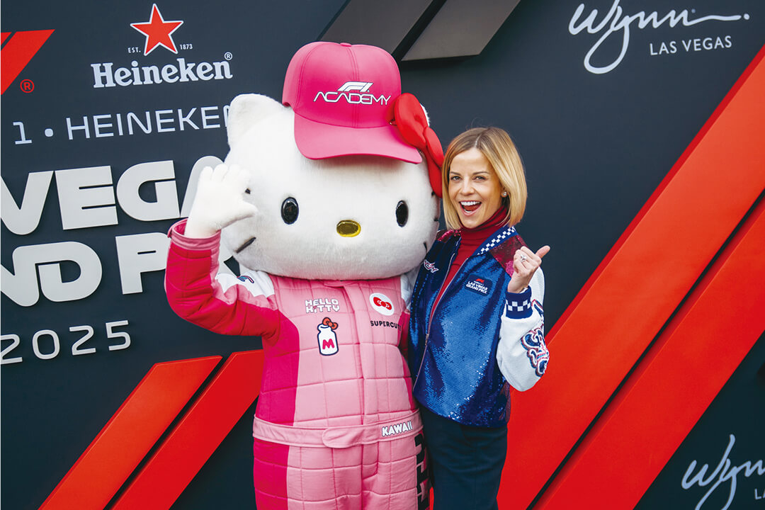 Susie Wolffさんとハローキティがレース場で肩を組む様子