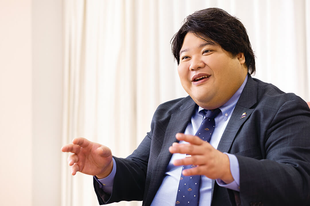 登壇し話す社長の様子