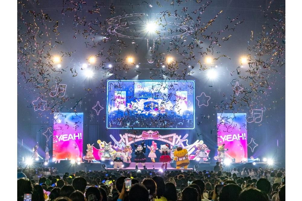フィナーレで銀テープが舞う会場内