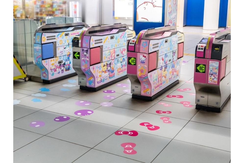 「みなとみらい駅」　中央改札装飾