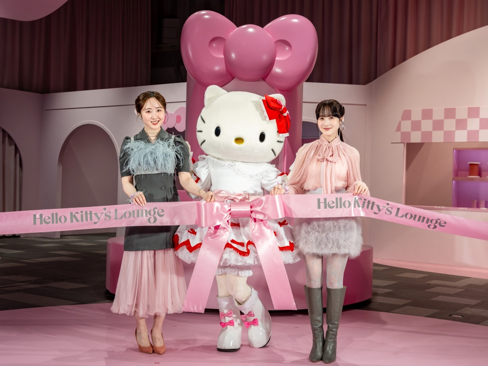ハローキティと一緒にリボンを完成させる、つながりリボンセレモニーの様子　© 2026 SANRIO CO.,LTD.    著作 株式会社サンリオ